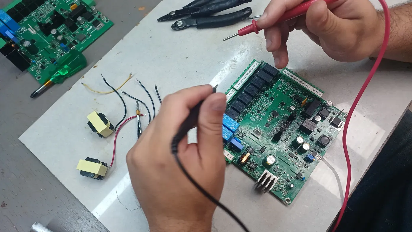 Técnico realizando reparo em placa eletrônica